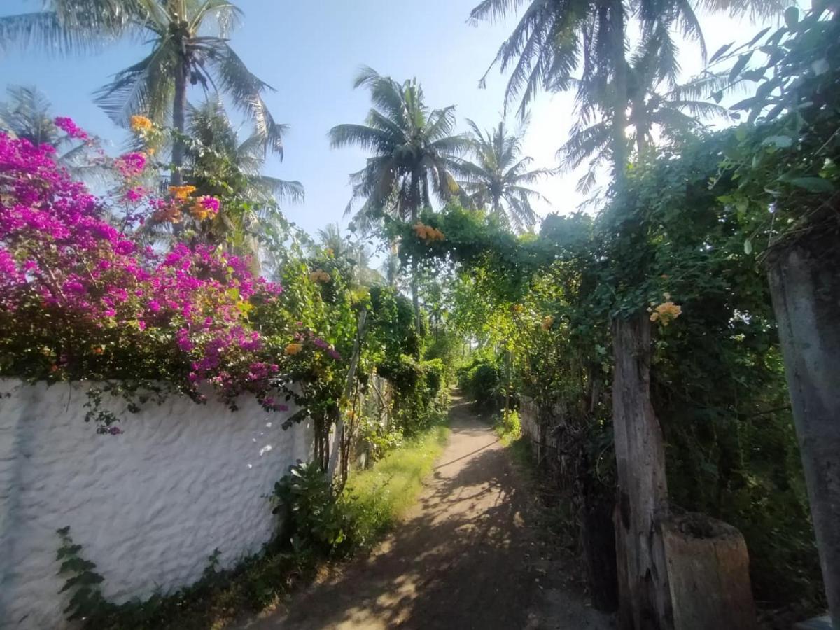 The Huts Villa กีลีตราวางัน ภายนอก รูปภาพ